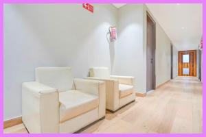 Et opholdsområde på Hotel Madhav Premium Inn