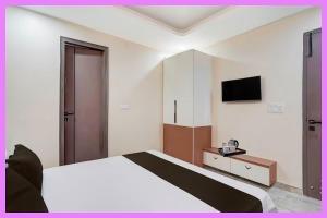 Et tv og/eller underholdning på Hotel Madhav Premium Inn