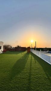 Východ nebo západ slunce při pohledu z chaty nebo okolí