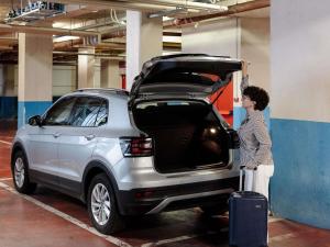 uma mulher em pé no porta-malas aberto de um carro em Hotel Mercure Roma Corso Trieste em Roma mais 111 fotografias