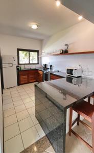 una cocina con encimera y refrigerador en Dream Beach Cumbuco Oceanfront Apartments, en Cumbuco