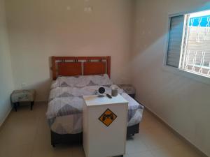 ボイトゥヴァにあるmorada do descansoのベッドとテーブルのある寝室 +8枚の写真