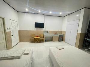 カントーにあるCKC Motel - Near Can Tho City Centerのベッド2台とテーブルと机のある部屋 +31枚の写真