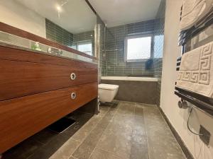 een badkamer met een wastafel, een toilet en een bad bij Spacious 4-Bed Home in Ascot in Ascot +9 foto's
