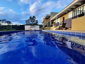 アナポイマにあるAnapoima Hillsの- リゾート内の青い水のスイミングプール +15枚の写真