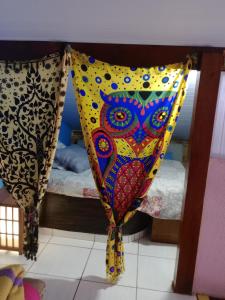 Habitación con cama con cortina en Hostel & Cia Itanhaém, en Itanhaém