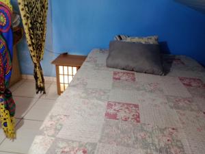 una cama en una habitación con una pared azul en Hostel & Cia Itanhaém, en Itanhaém 138 fotos más