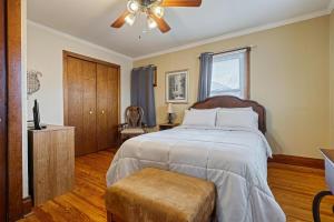 ein Schlafzimmer mit Bett und Deckenventilator in der Unterkunft Suites On Chocolate - The Hershey House in Hershey