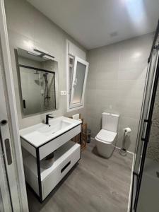 Et badeværelse på Hostal Restaurante Los Rosales