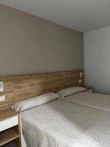 En eller flere senge i et værelse på Hostal Restaurante Los Rosales