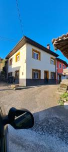 einen Blick auf ein Haus von einem Seitenspiegel mit Blick auf das Auto in der Unterkunft Casa América in Labra