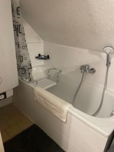 Koupelna v ubytování Small attic apartment close to Lake and Mountains Fussach + 78 fotografií