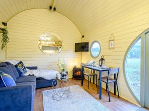 een woonkamer met een blauwe bank en een tafel bij Heather - Uk34841 in Straiton