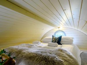 een groot bed in een kamer met een plafond bij Heather - Uk34841 in Straiton +11 foto's