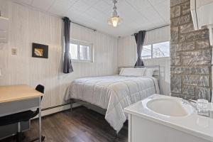 En eller flere senge i et værelse på Suites On Chocolate - The Annville Cottage + 16 billeder