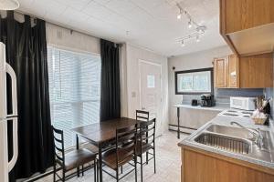 Køkken eller tekøkken på Suites On Chocolate - The Annville Cottage