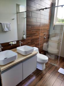 アナポイマにあるAnapoima Hillsのバスルーム(洗面台2台、トイレ、シャワー付)