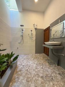 Et badeværelse på Tangalle Bay Beach Villa