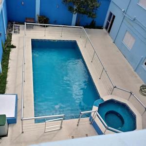 een waterpartij met een trap in een tuin bij Hotel Gran Bacu in Mar de Ajó