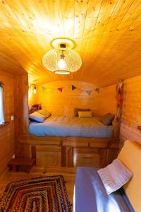 Postel nebo postele na pokoji v ubytování Roulotte La Vert-Dîne