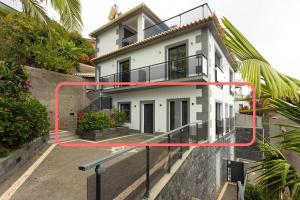 una casa con una linea rossa intorno di Skyline Villas RC a Calheta
