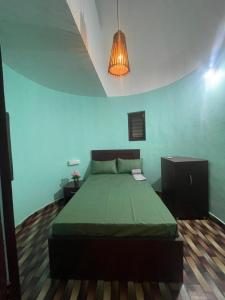 En eller flere senge i et værelse på Mushroom at Makam