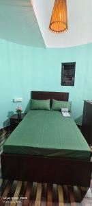 En eller flere senge i et værelse på Mushroom at Makam