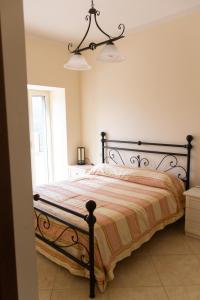 En eller flere senge i et værelse på TERRAZZA PANORMICA PICINISCO, 3 CAMERE, 2 BAGNI CASA VACANZE COLLEPOSTA uno