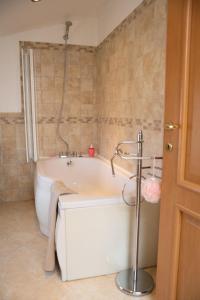 Et badeværelse på TERRAZZA PANORMICA PICINISCO, 3 CAMERE, 2 BAGNI CASA VACANZE COLLEPOSTA uno