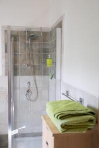 Et badeværelse på TERRAZZA PANORMICA PICINISCO, 3 CAMERE, 2 BAGNI CASA VACANZE COLLEPOSTA uno + 13 billeder