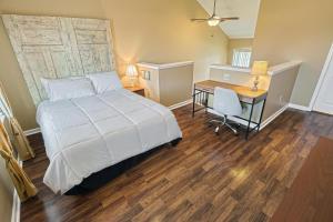 ein Schlafzimmer mit einem Bett und einem Schreibtisch und einem Schreibtisch in der Unterkunft Suites On Chocolate - The Theater in Hershey