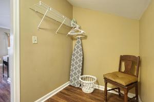 Zimmer mit einem Stuhl und einem Schrank in der Unterkunft Suites On Chocolate - The Theater in Hershey