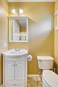 ein Badezimmer mit einem weißen Waschbecken und einer Toilette in der Unterkunft Suites On Chocolate - The Theater in Hershey + 24 Fotos