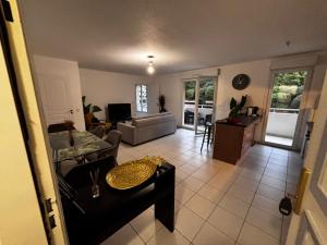 Η κουζίνα ή μικρή κουζίνα στο Mondello Hôtellerie Appartement de standing entièrement rénové, 47m2 avec piscine Cannes