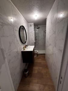 Ένα μπάνιο στο Mondello Hôtellerie Appartement de standing entièrement rénové, 47m2 avec piscine Cannes