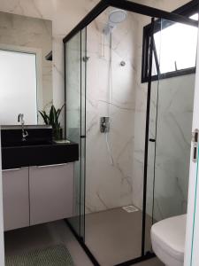 Koupelna v ubytování Apartamento completo Centro Garopaba + 22 fotografií