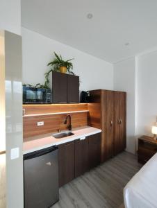 アナポイマにあるAnapoima Hillsのシンクと木製のキャビネットを備えたキッチン