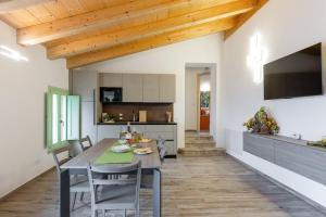 een keuken en eetkamer met een tafel en stoelen bij Italian Experience-Zena Suite in San Paolo di Iesi