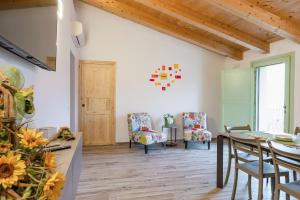 een keuken met houten plafonds en een tafel en stoelen bij Italian Experience-Zena Suite in San Paolo di Iesi