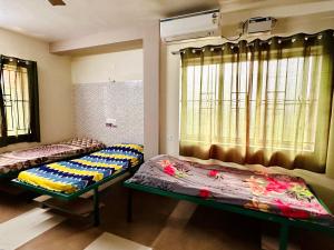 Postel nebo postele na pokoji v ubytování AGH Darshan Dorm Stay