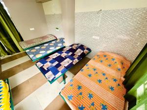 Postel nebo postele na pokoji v ubytování AGH Darshan Dorm Stay + 4 fotografie