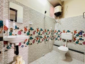 Koupelna v ubytování AGH Darshan Dorm Stay