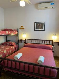 een slaapkamer met 2 stapelbedden en handdoeken op het bed bij Are-Kepay in Villa Carlos Paz