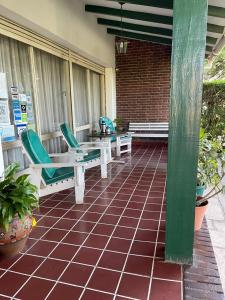 een patio met 2 stoelen en een tafel en stoelen bij Are-Kepay in Villa Carlos Paz