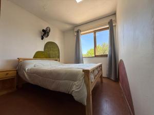 En eller flere senge i et værelse på Mi lugar en San Rafael