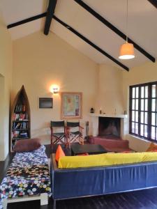 En eller flere senge i et værelse på Tea-farm cottage by Aberdare forest river - 2348