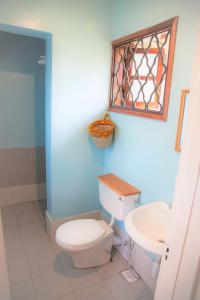 Et badeværelse på Tea-farm cottage by Aberdare forest river - 2348 + 32 billeder