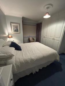 una camera da letto con un grande letto bianco di 21 Balrath Wood - entire 3 bedroom house with drive and garden sleeps 5 a Kells