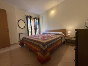 una camera da letto con un letto e una grande finestra di Casa VALE Holiday Home a Tortolì