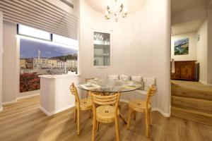 une salle à manger avec une table et des chaises dans l'établissement Residence Concordia, à Gorizia 29 autres photos